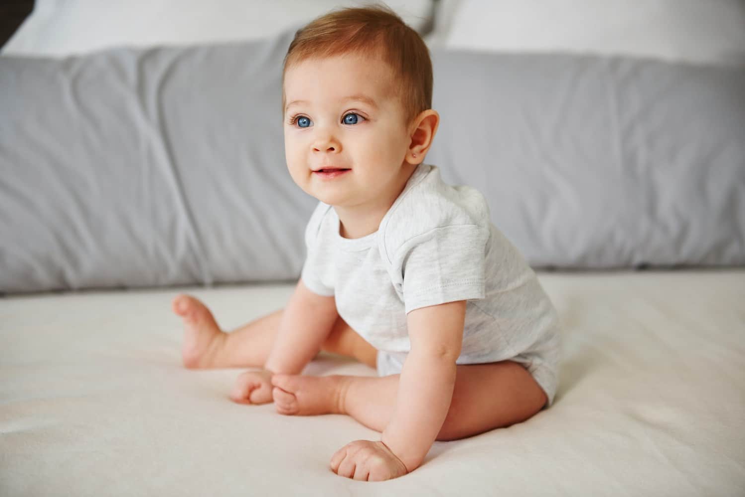 bébé se balance d’avant en arrière