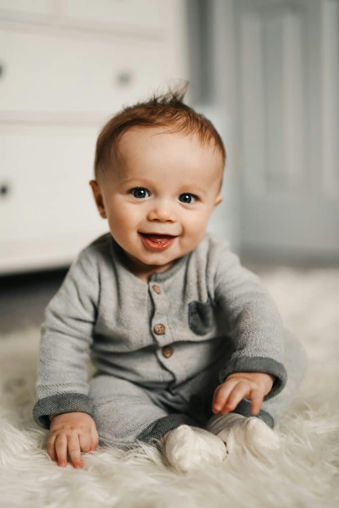 bébé se balance d’avant en arrière