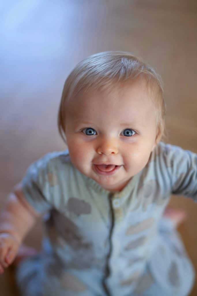 bébé se balance d’avant en arrière
